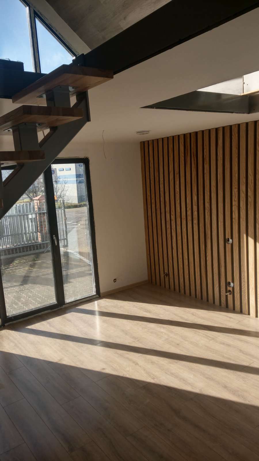 Nowoczesne wnętrze domu z drewnianymi lamelami